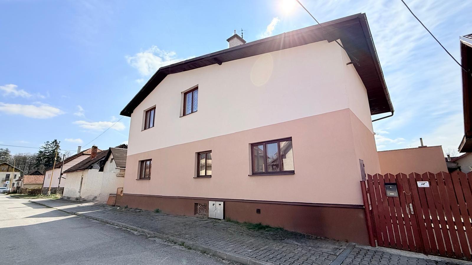 TARGETreal | Rodinný dom s dvomi bytovými jednotkami v srdci Turčianskych Teplíc – bývanie aj investícia v jednom