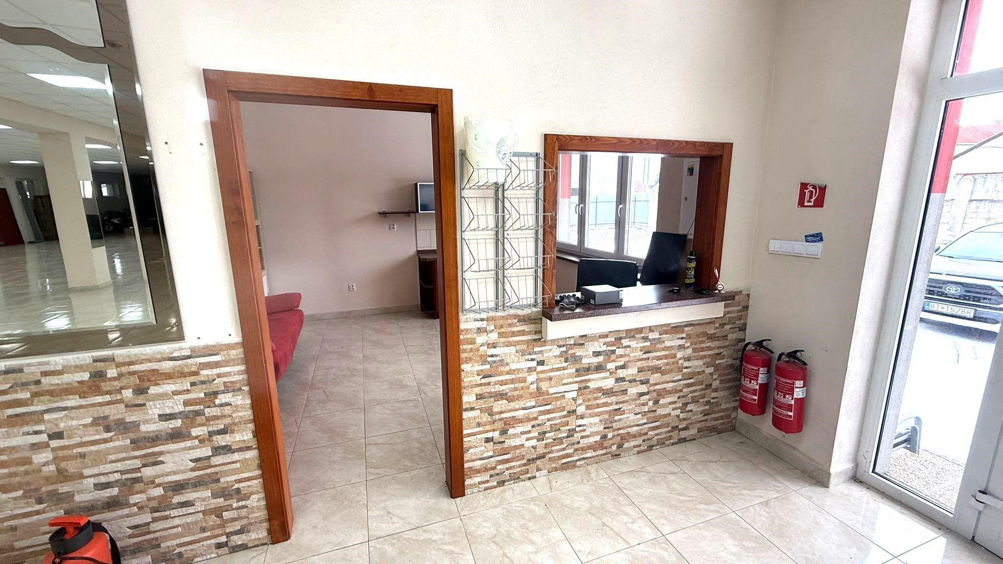 Na predaj komerčný objekt s výbornou dostupnosťou – sklad, showroom alebo predajná plocha (Diviaky, Turčianske Teplice)