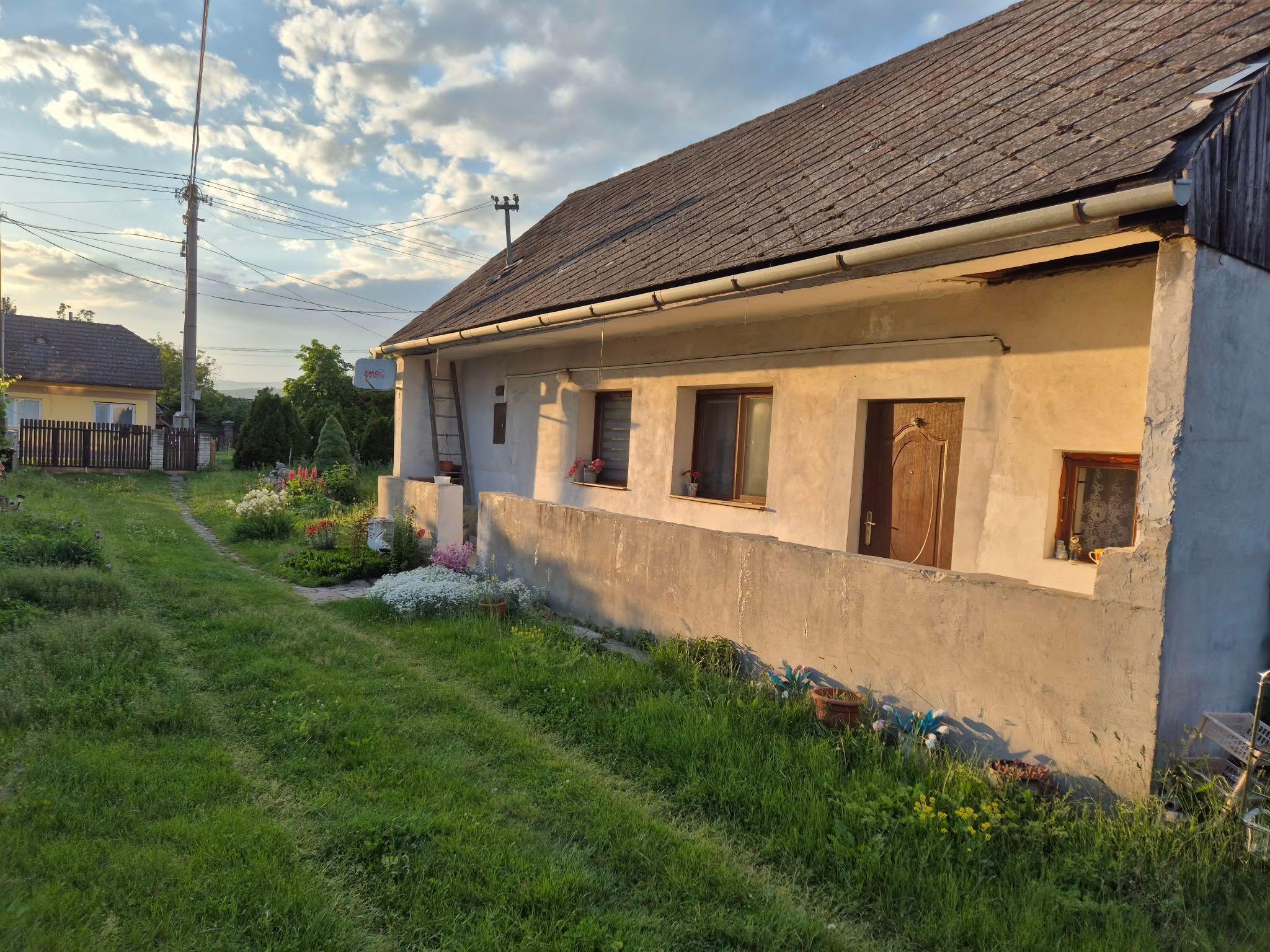 Starý rodinný dom v centre obce Košeca – investičná príležitosť
