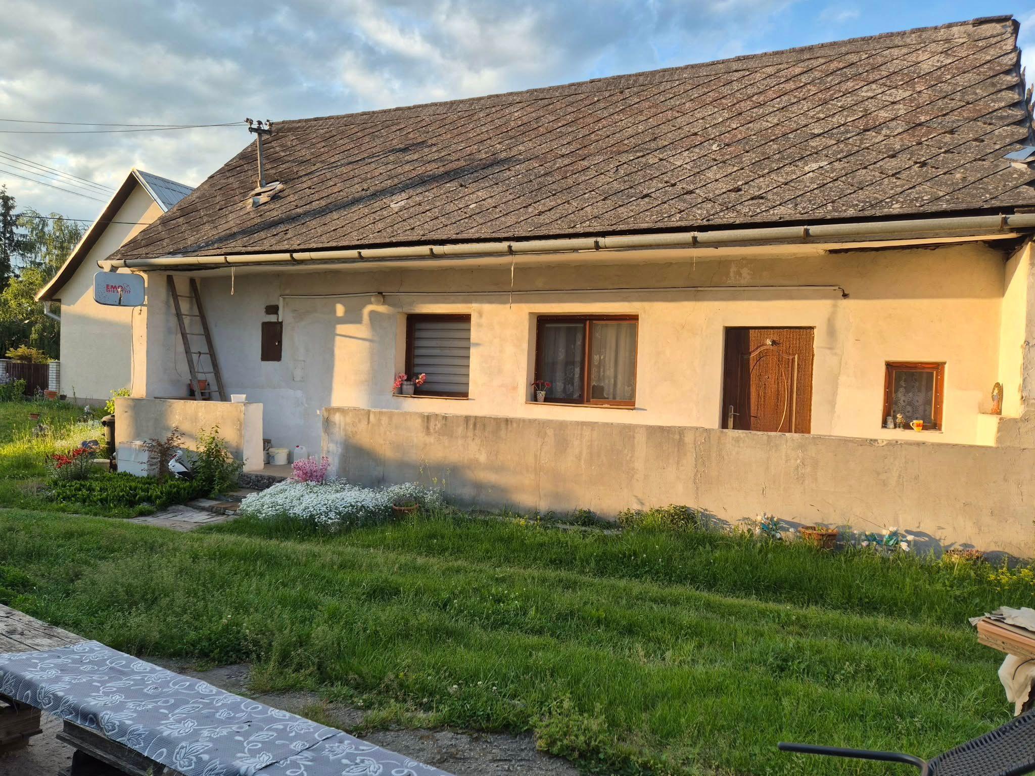 Starý rodinný dom v centre obce Košeca – investičná príležitosť
