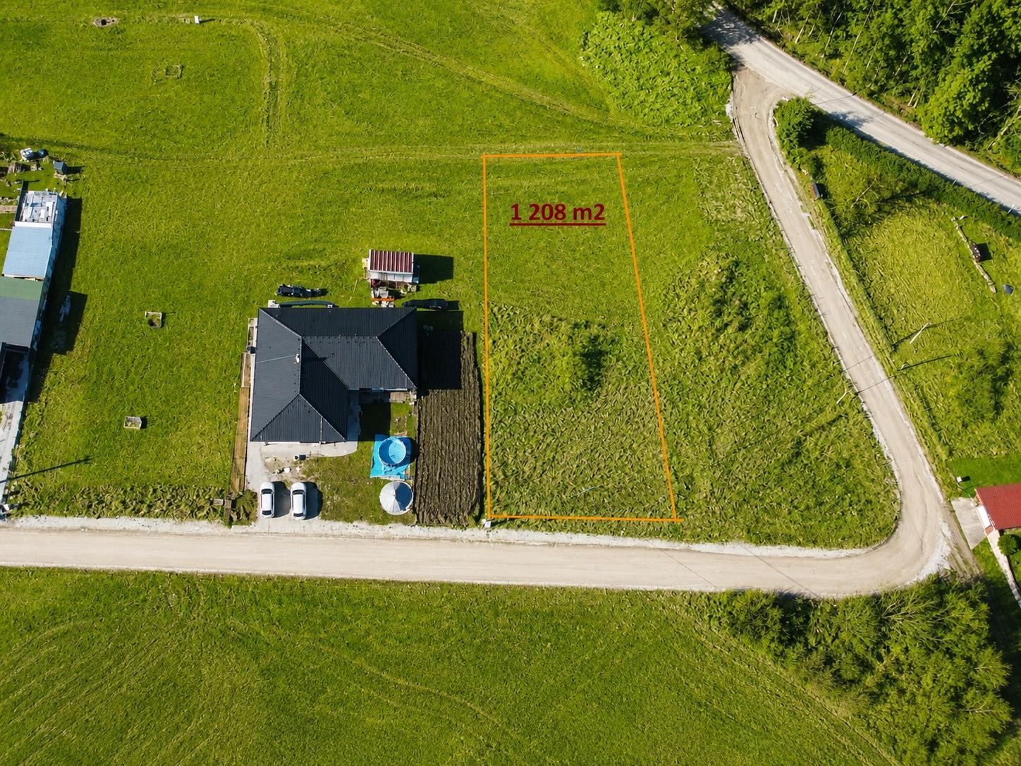 TARGETreal | Slnečný stavebný pozemok 1 208 m² v Mošovciach – pokojné bývanie blízko parku