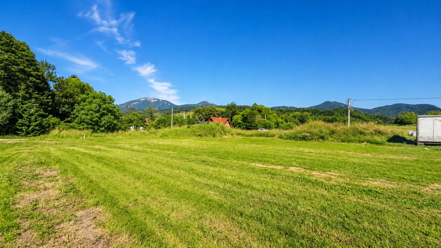 TARGETreal | Slnečný stavebný pozemok 1 208 m² v Mošovciach – pokojné bývanie blízko parku