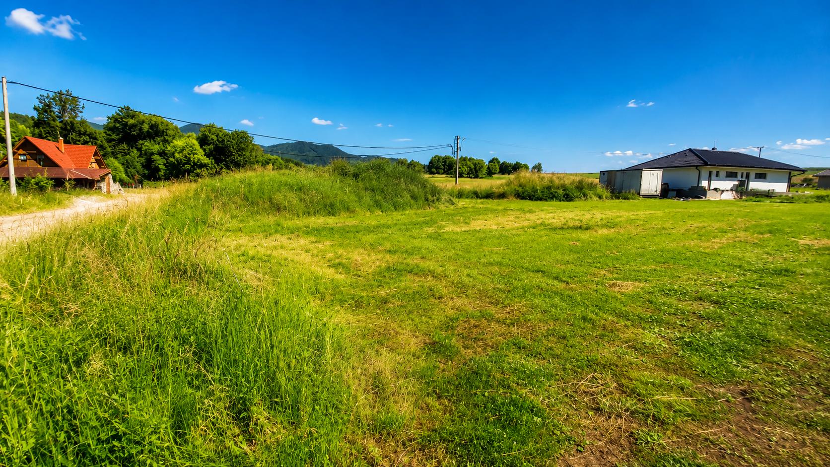 TARGETreal | Slnečný stavebný pozemok 1 208 m² v Mošovciach – pokojné bývanie blízko parku