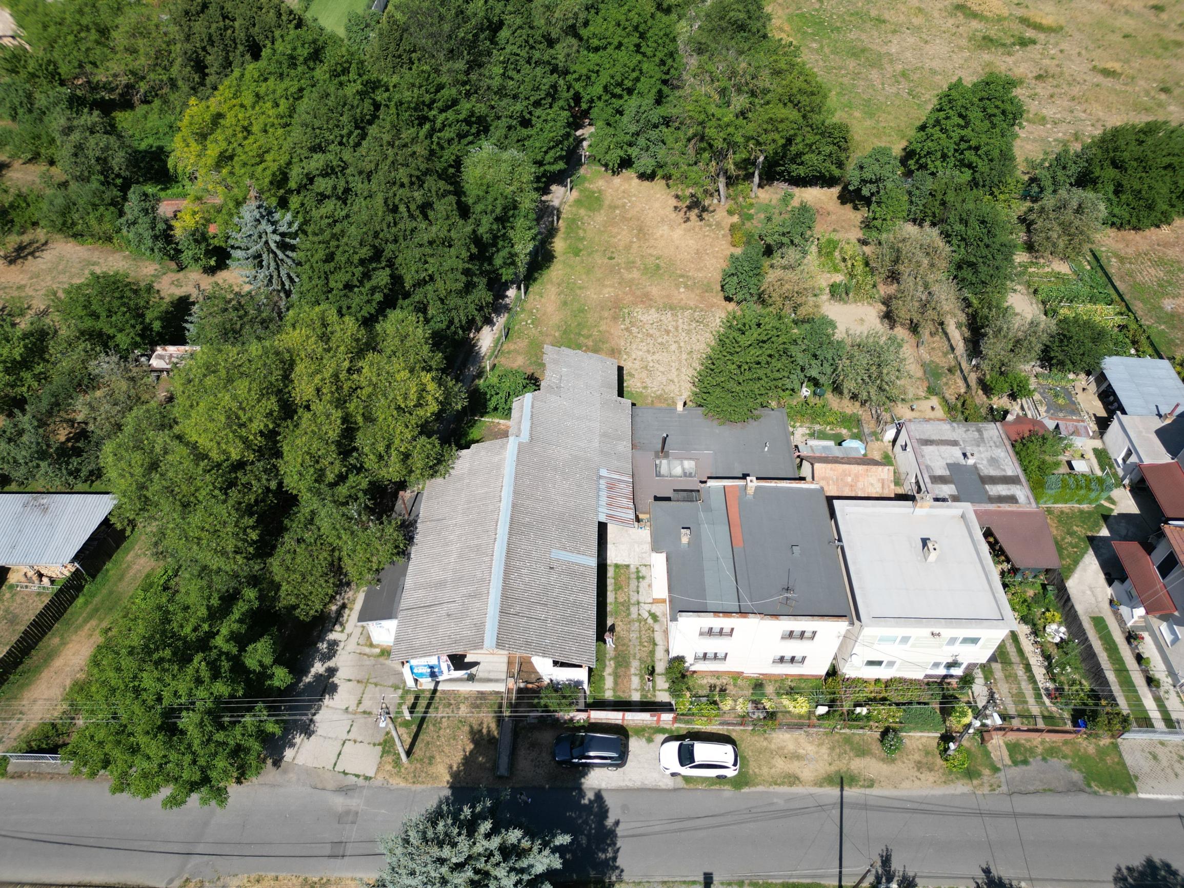 TARGETreal | NA PREDAJ: Rodinný dom s halou na pozemku 1 485 m² - priestor pre bývanie aj podnikanie