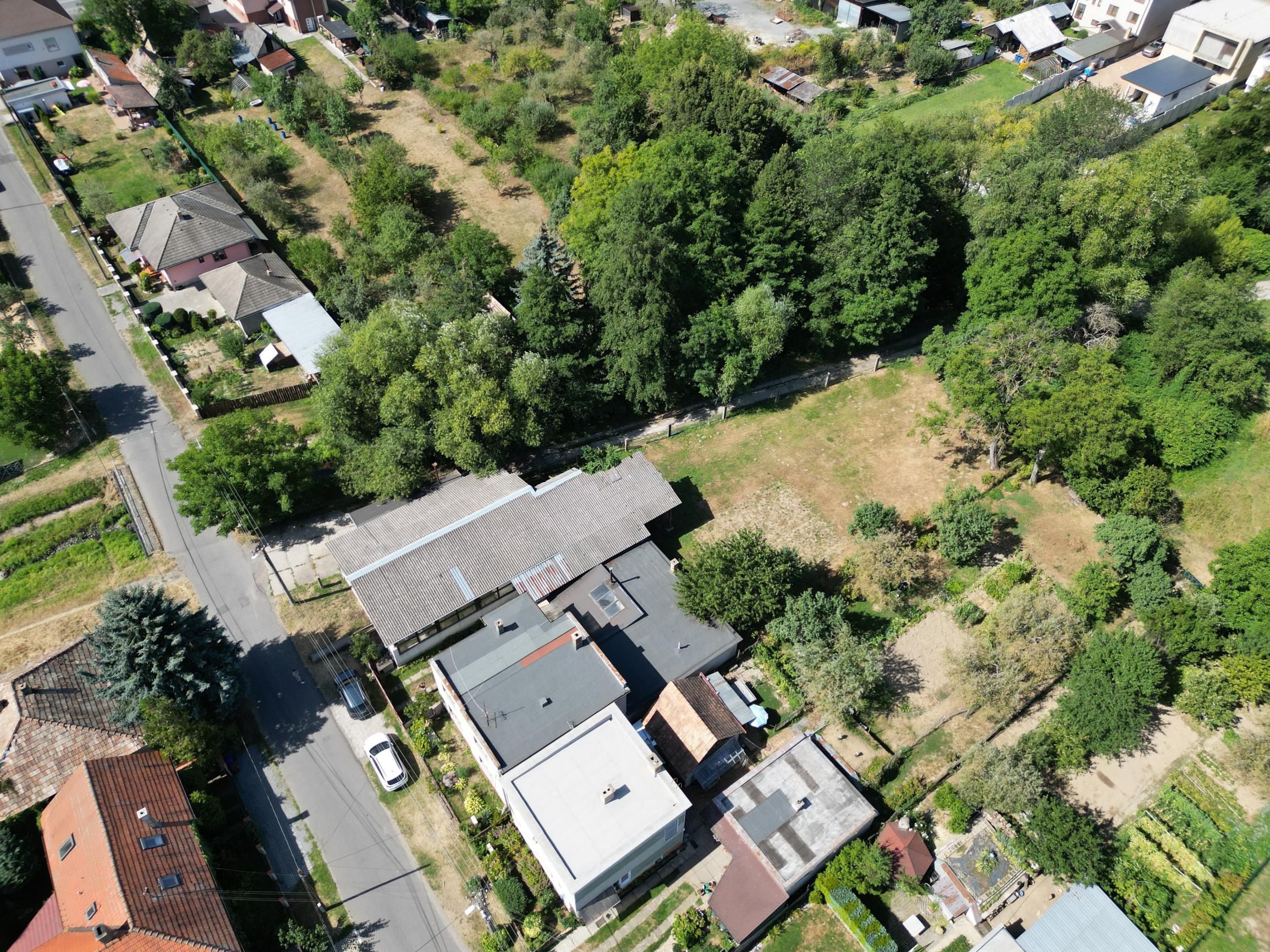 TARGETreal | NA PREDAJ: Prevádzkový areál s halou a rodinným domom na pozemku 1 485 m²
