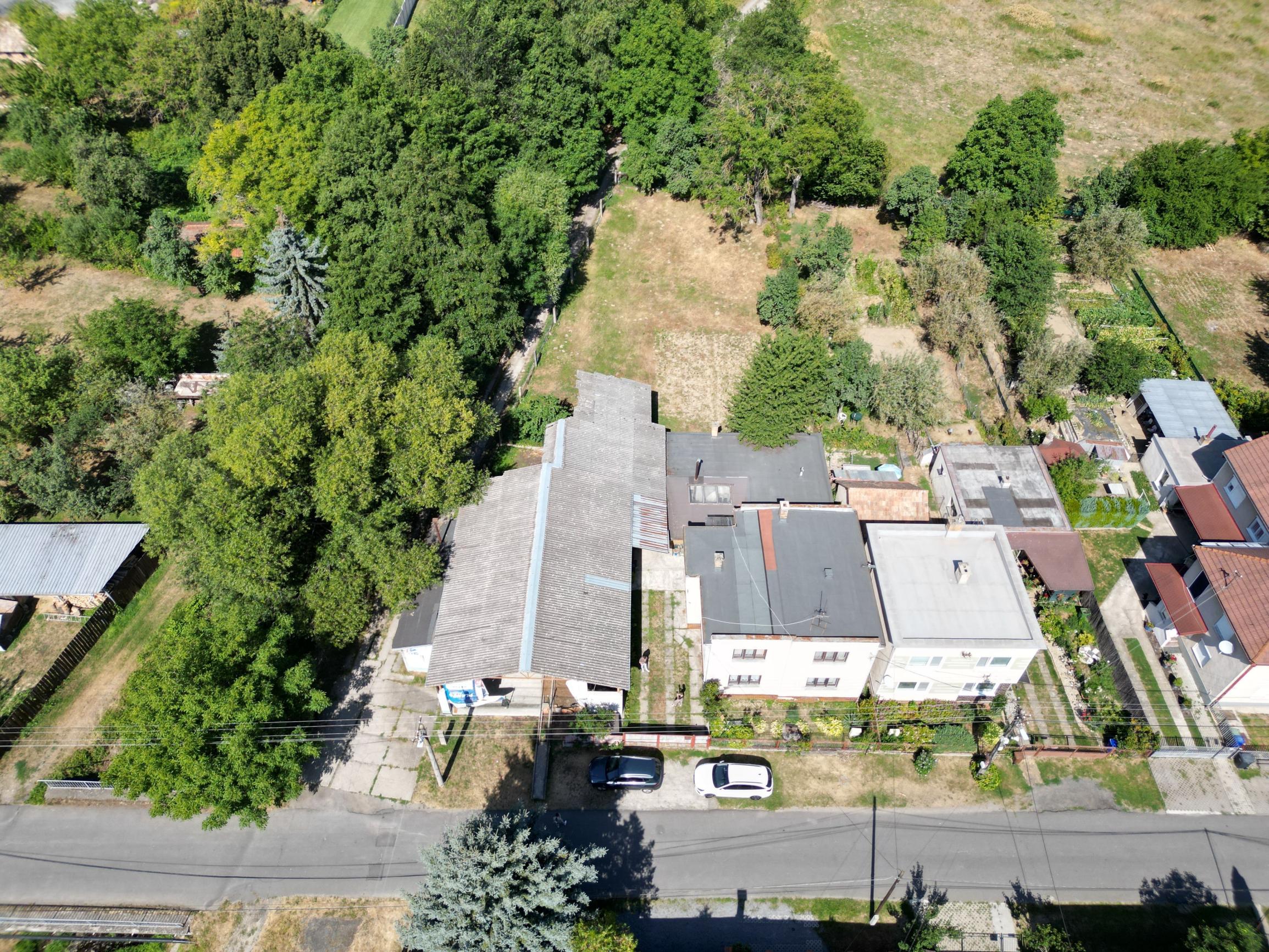 TARGETreal | NA PREDAJ: Prevádzkový areál s halou a rodinným domom na pozemku 1 485 m²