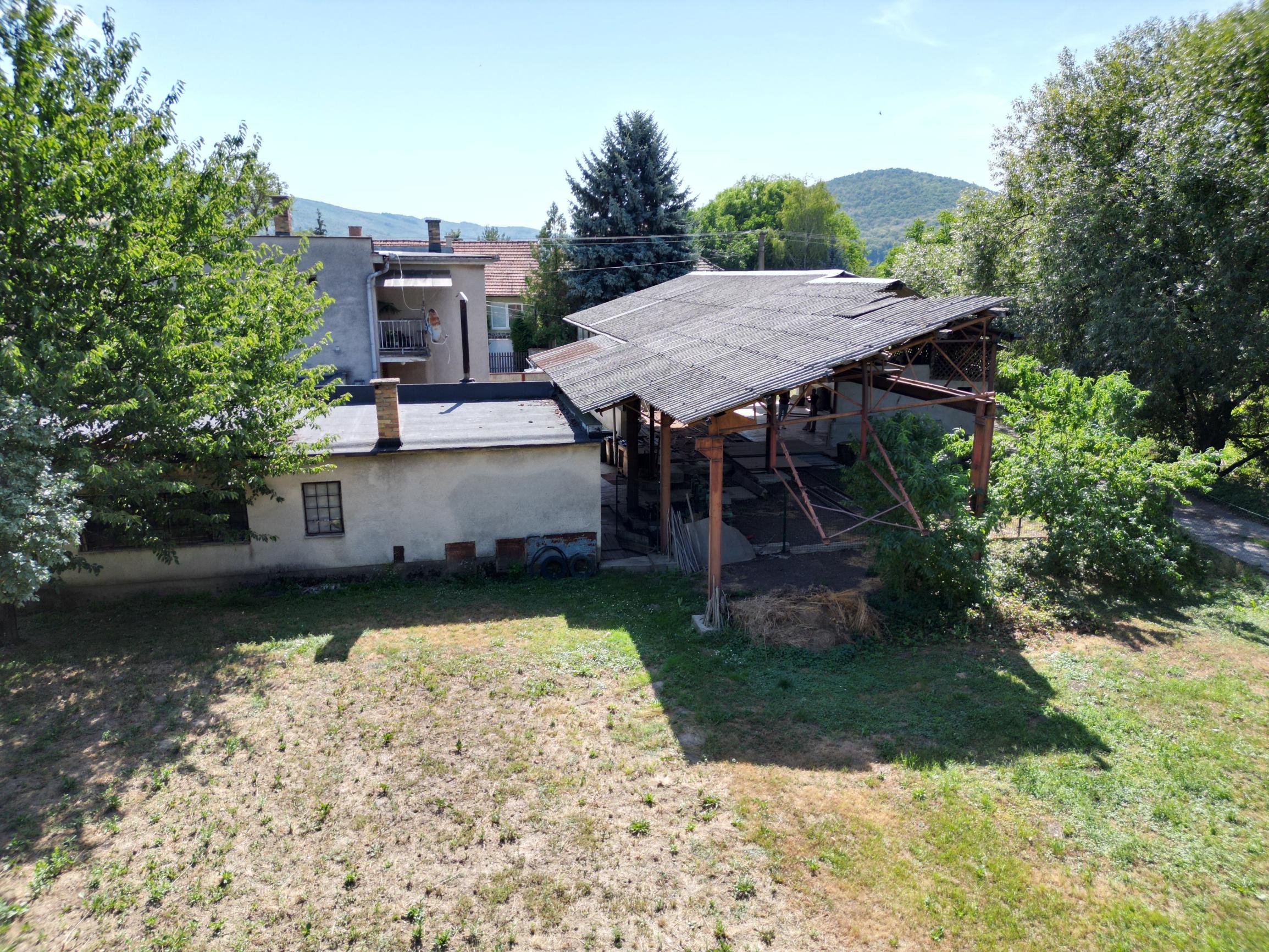 TARGETreal | NA PREDAJ: Prevádzkový areál s halou a rodinným domom na pozemku 1 485 m²