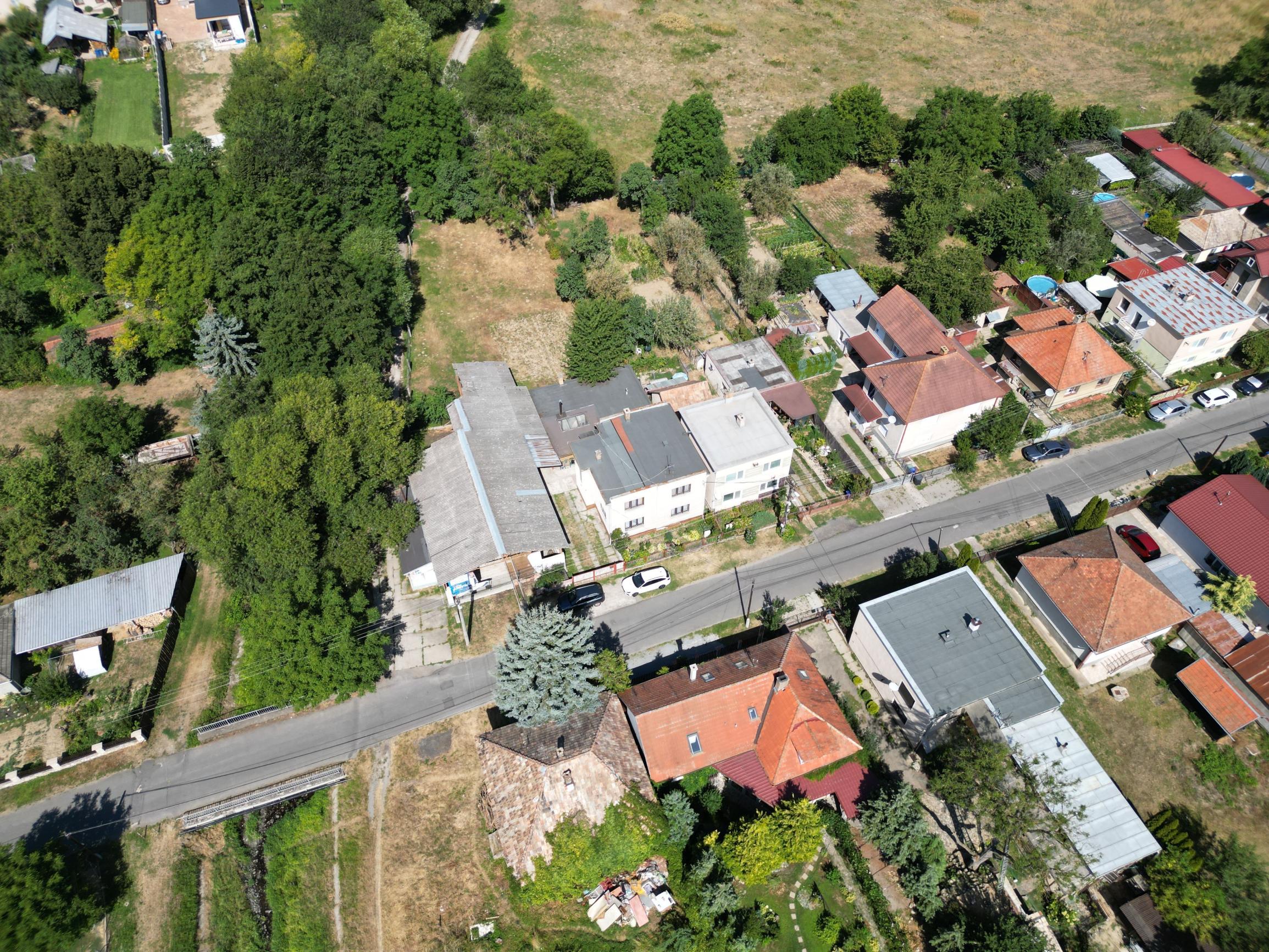 TARGETreal | NA PREDAJ: Prevádzkový areál s halou a rodinným domom na pozemku 1 485 m²