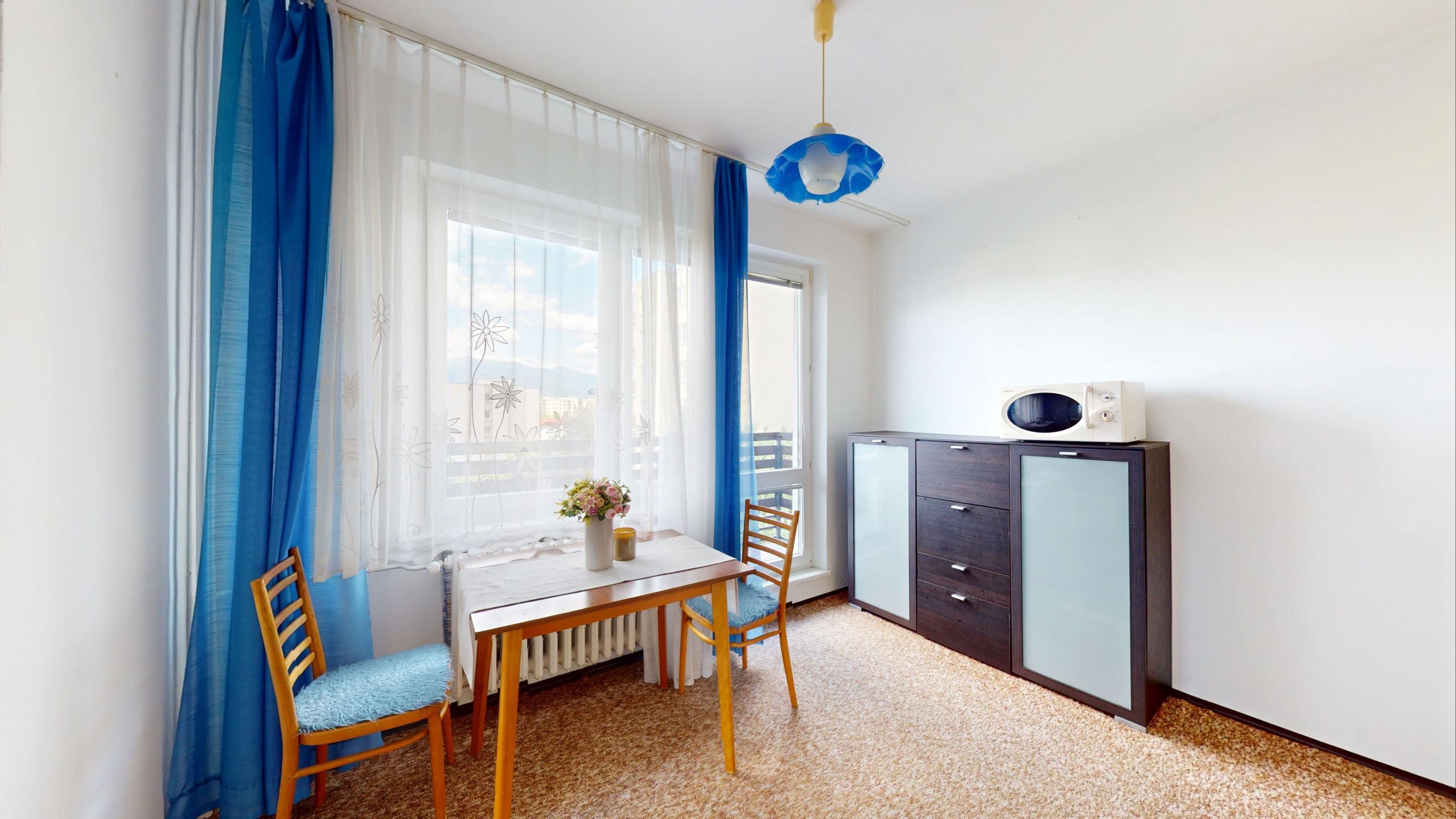 Priestranný 2 izbový byt po čiastočnej rekonštrukcii 65 m² | Balkón + loggia, výhľad na Fatru a Martinské hole | Hurbanova, Martin