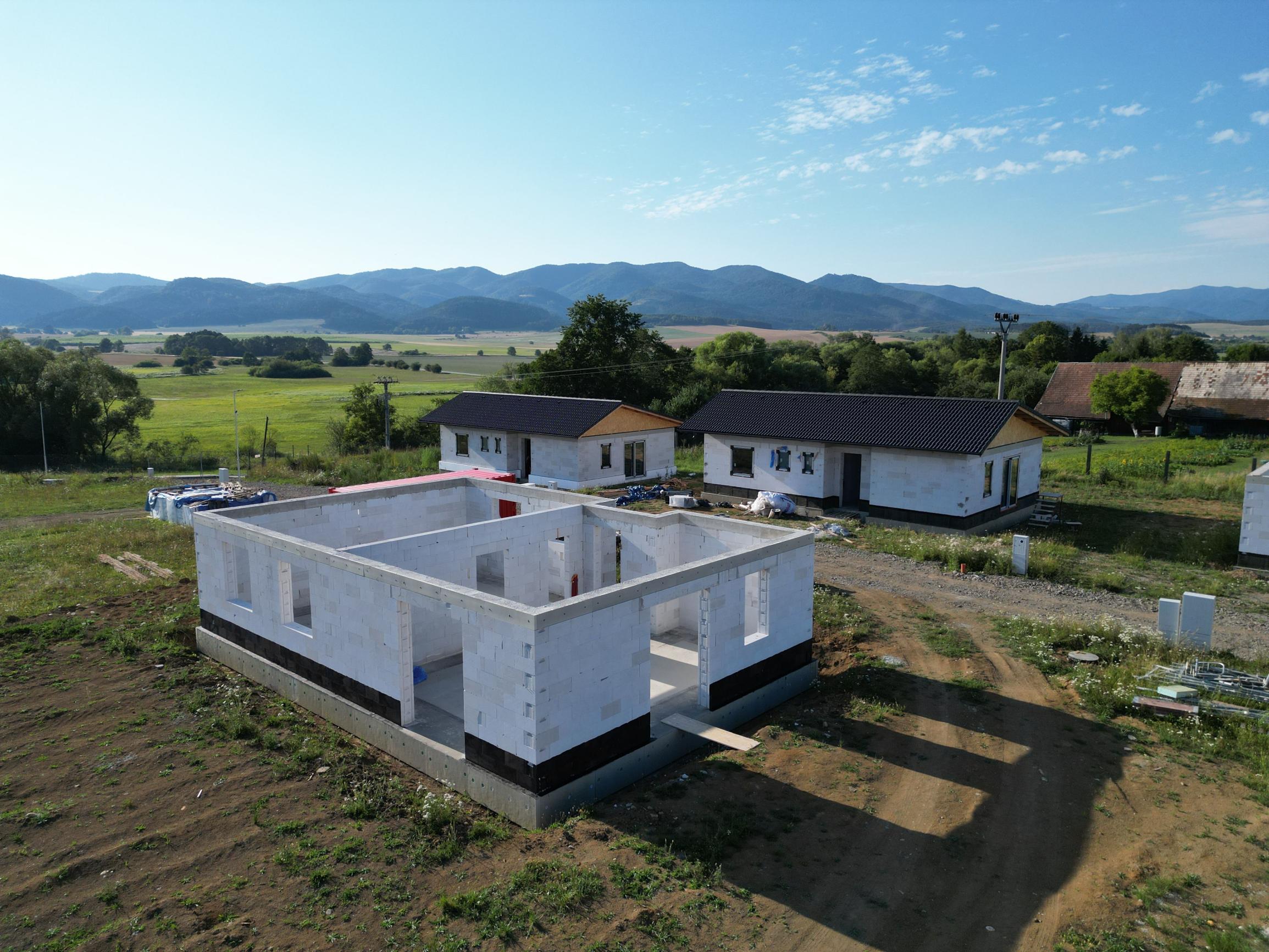 Holodom alebo na kľúč, od 187 000 € | 4-izbový bungalov s terasou, 591 m² pozemok | Ivančiná, Turčianske Teplice