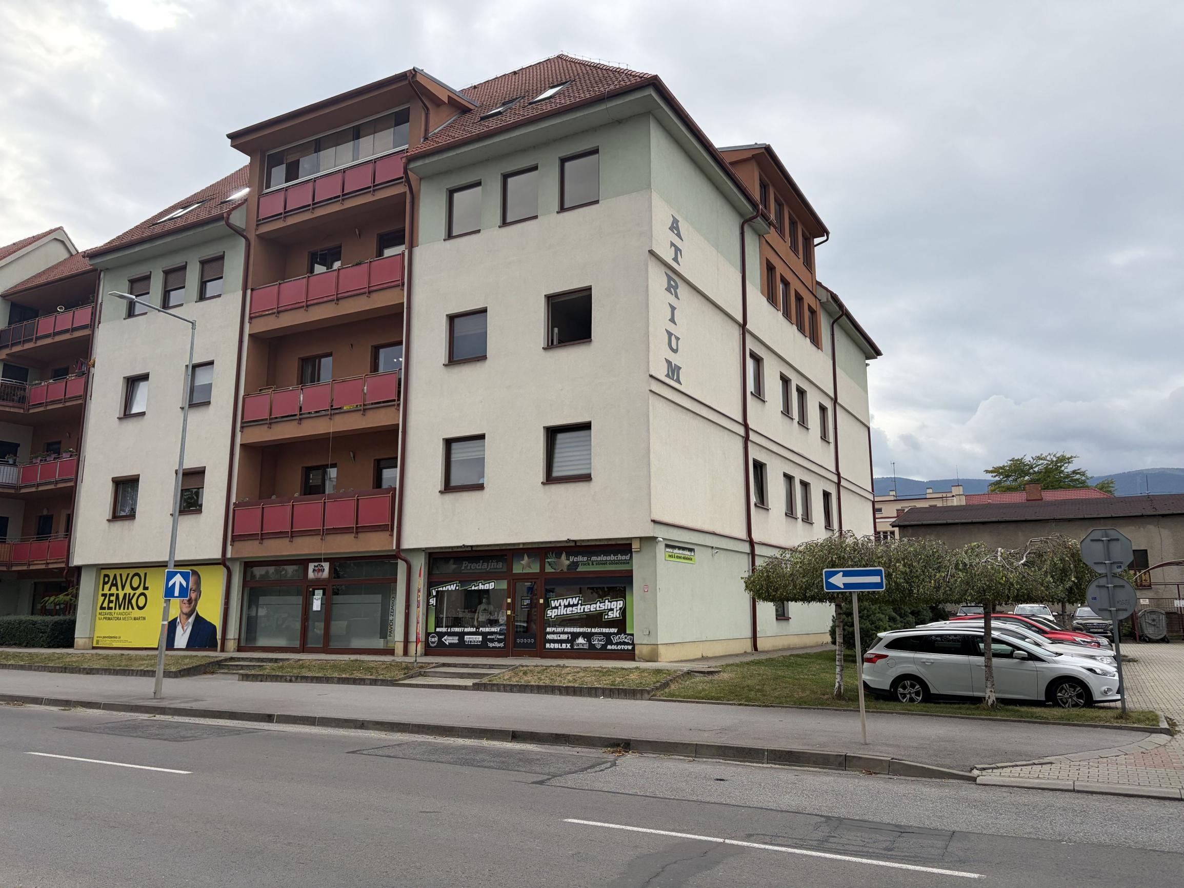 Výborná viditeľnosť, overená adresa - Atrium, 125 m². Otázka je len, či chcete priestor, alebo zabehnutú firmu.