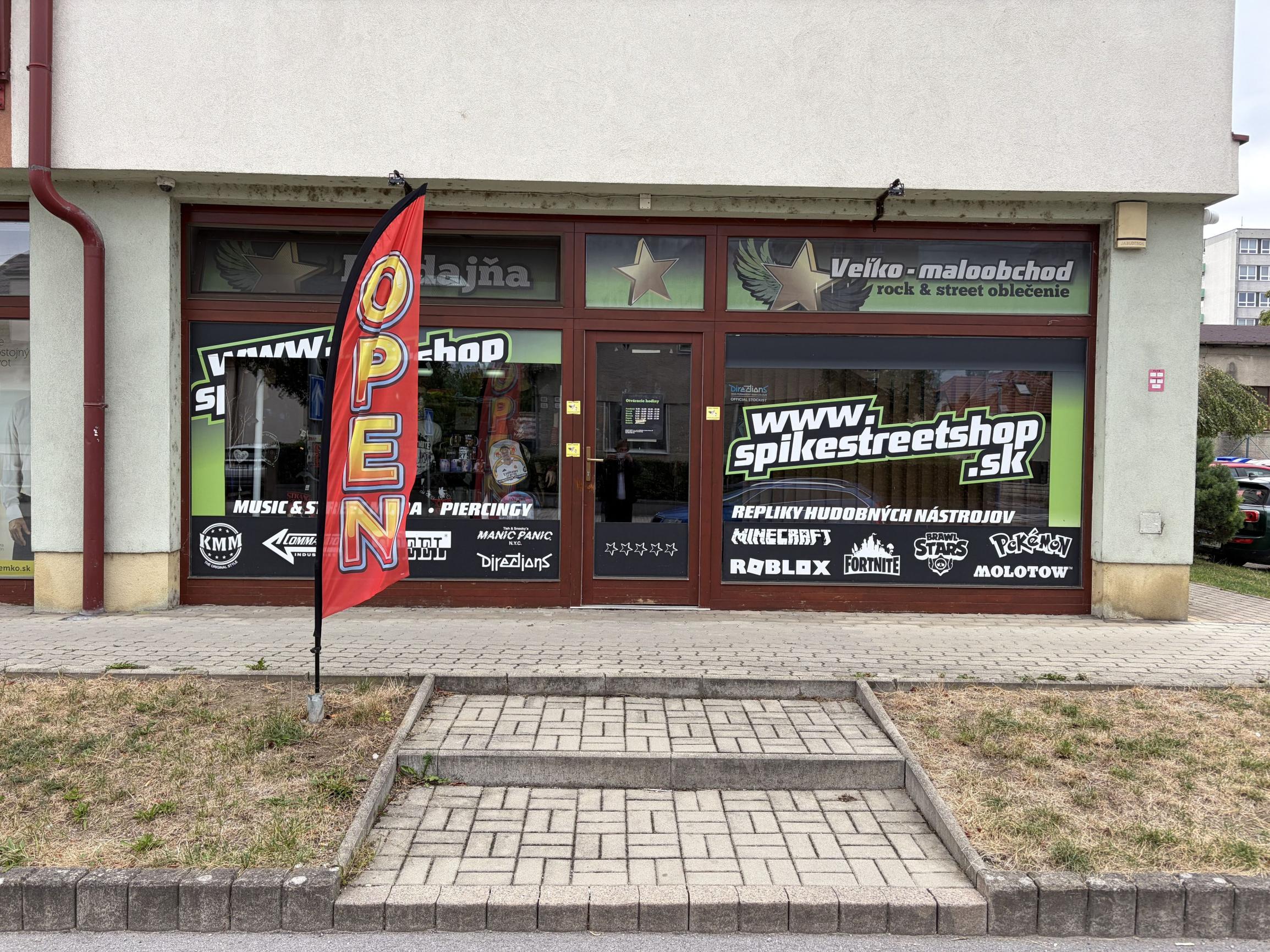 Výborná viditeľnosť, overená adresa - Atrium, 125 m². Otázka je len, či chcete priestor, alebo zabehnutú firmu.