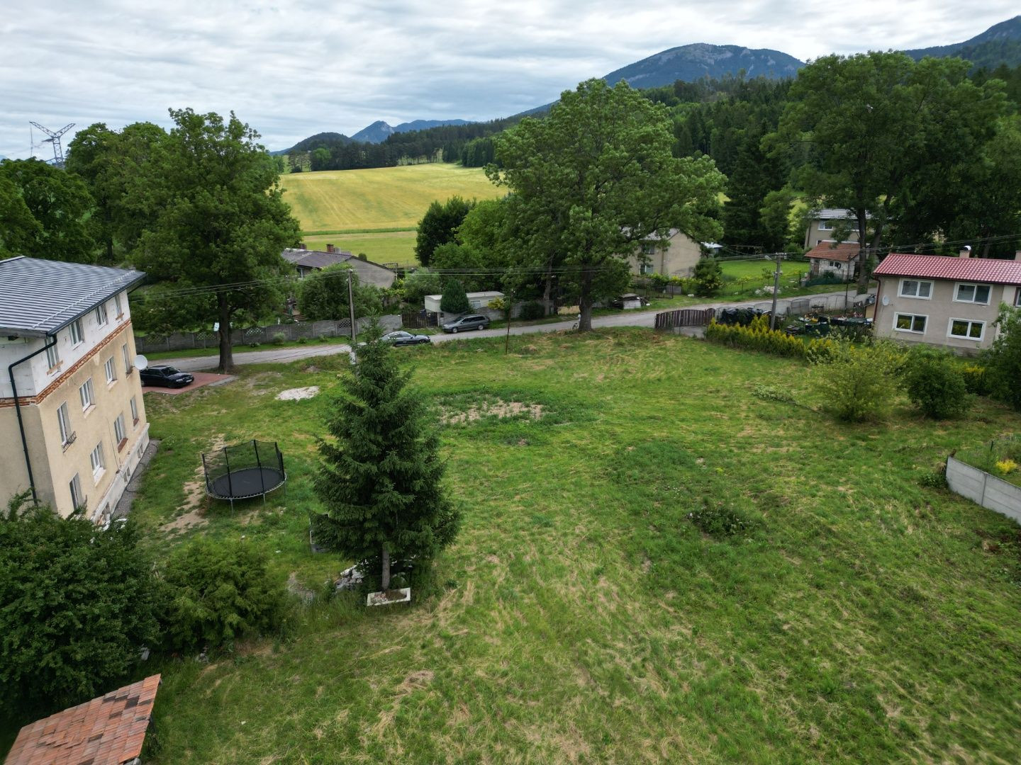 Stavebný pozemok 1000 m² s možnosťou úpravy výmery | Rovinatý, IS na hranici | Mošovce pri Turčianskych Tepliciach