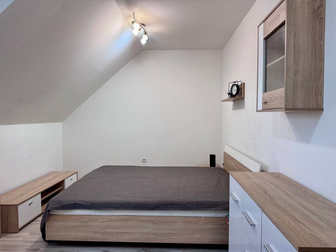 Na prenájom | 2-izbový byt 63 m², komplet zrekonštruovaný, plne zariadený, pešia zóna | Martin Centrum