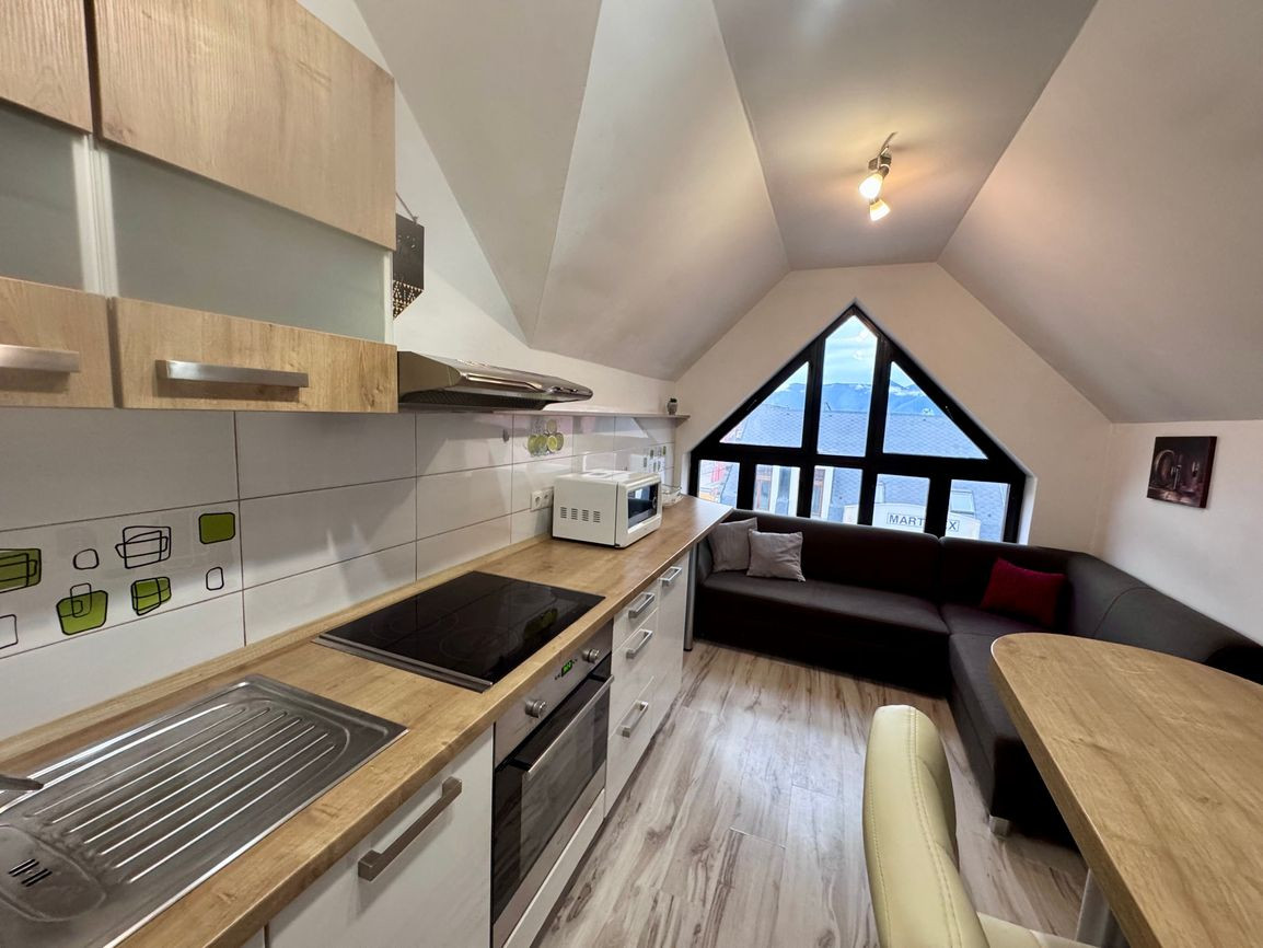 Na prenájom | 2-izbový byt 63 m², komplet zrekonštruovaný, plne zariadený, pešia zóna | Martin Centrum