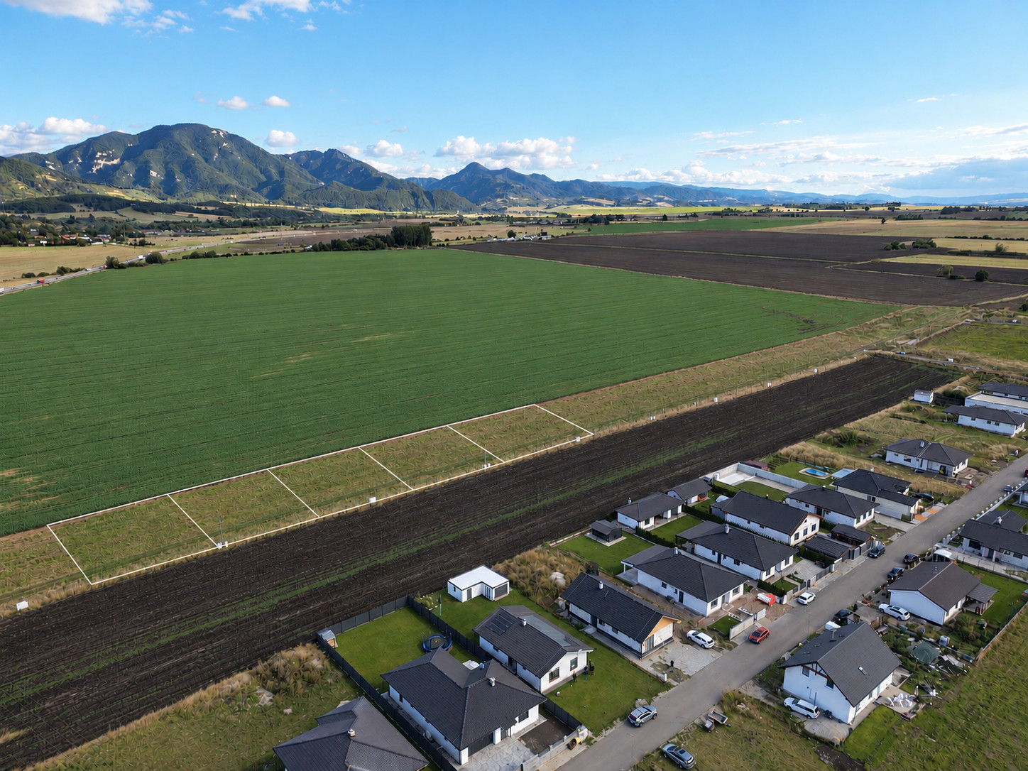 Stavebný pozemok 700 m² | IS, rovinatý terén, okamžitá výstavba | Rakovo, Martin