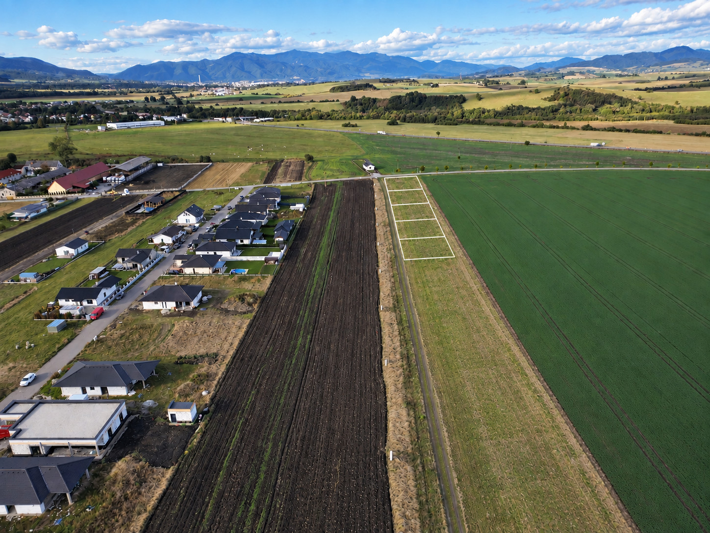 Stavebný pozemok 700 m² | IS, rovinatý terén, okamžitá výstavba | Rakovo, Martin