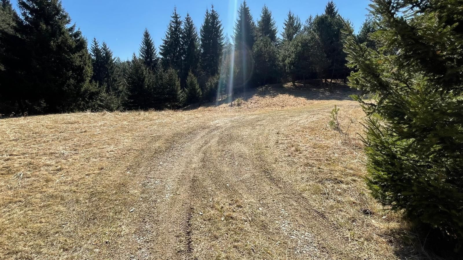 TARGETreal | 5 STAVEB. POZEMKOV A REKREAČNÁ CHATA, VALČA