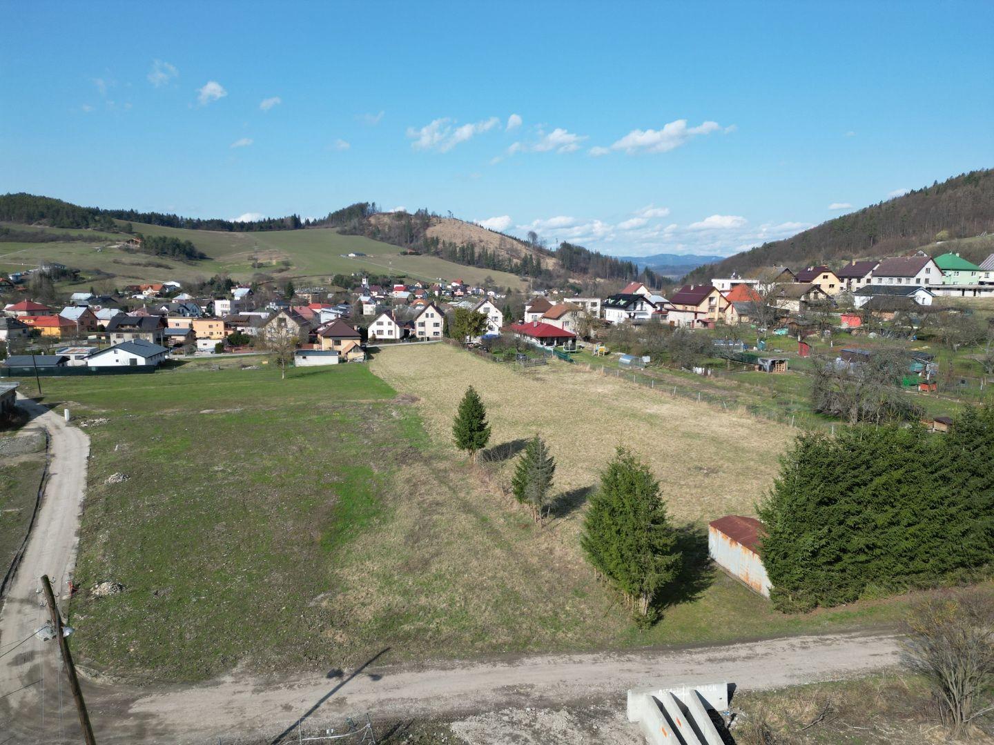 PRÁVOPLATNÉ STAVEBNÉ POVOLENIE (voľné 3 pozemky z 5) Ovčiarsko, Žilina, TARGETreal (vrátane DPH)