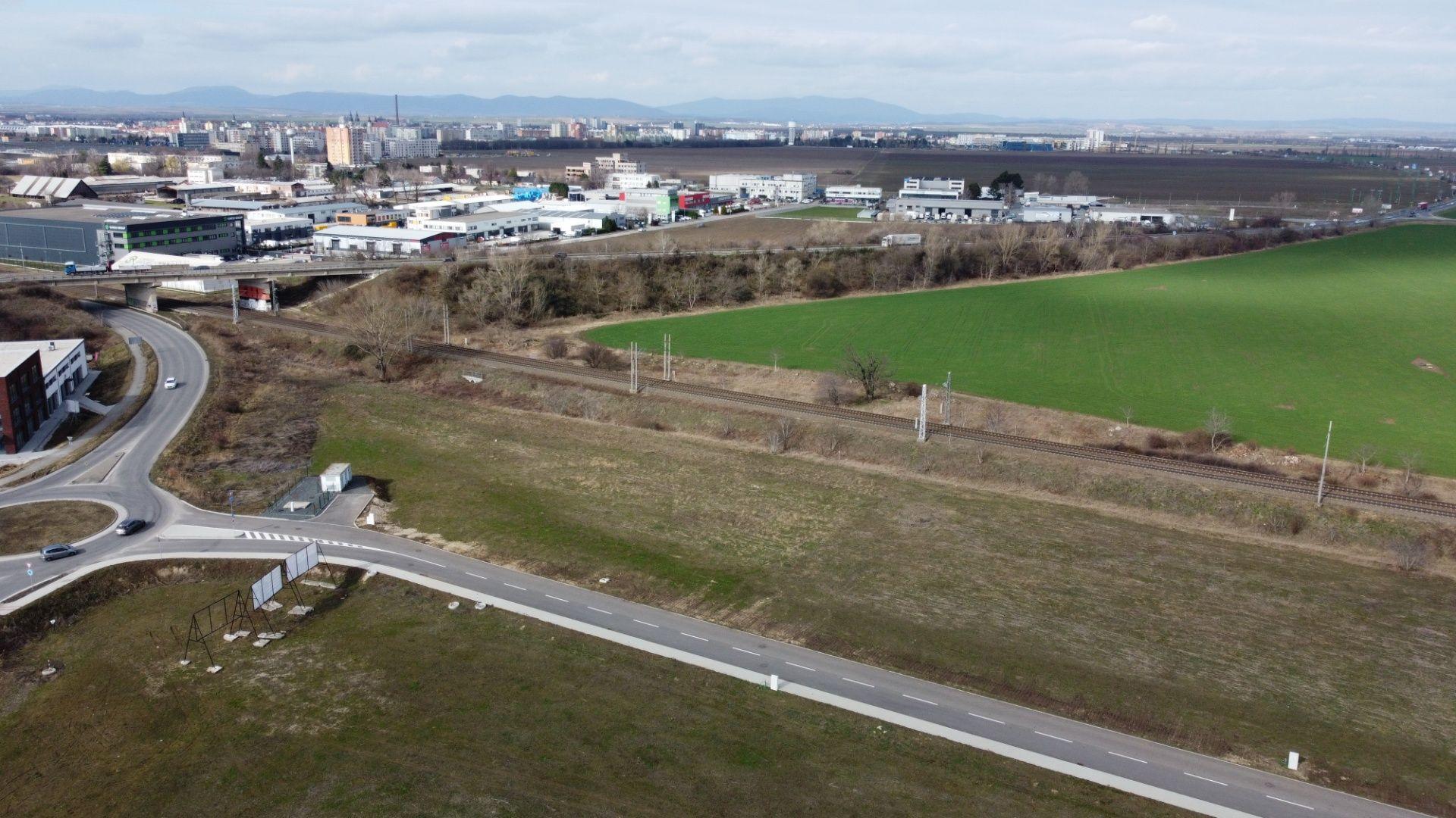 TARGETreal | NA PREDAJ: ATRAKTÍVNY KOMERČNÝ POZEMOK V PRIEMYSELNEJ ZÓNE TRNAVA-ZAVAR