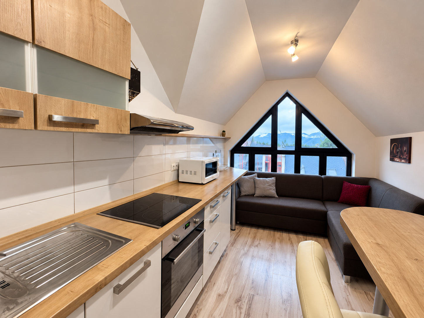 Na prenájom | 2-izbový byt 63 m², komplet zrekonštruovaný, plne zariadený, pešia zóna | Martin Centrum
