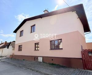 TARGETreal | Rodinný dom s dvomi bytovými jednotkami v srdci Turčianskych Teplíc – bývanie aj investícia v jednom