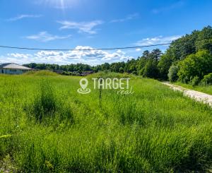 TARGETreal | Slnečný stavebný pozemok 1 208 m² v Mošovciach – pokojné bývanie blízko parku