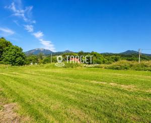 TARGETreal | Slnečný stavebný pozemok 1 208 m² v Mošovciach – pokojné bývanie blízko parku