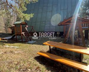 TARGETreal | NA PREDAJ REKREAČNÁ CHATA S 5 STAVEBNÝMI POZEMKAMI, VALČA
