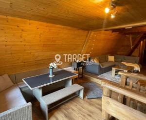 TARGETreal | NA PREDAJ REKREAČNÁ CHATA S 5 STAVEBNÝMI POZEMKAMI, VALČA