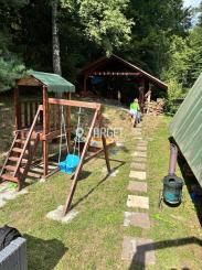 TARGETreal | NA PREDAJ REKREAČNÁ CHATA S 5 STAVEBNÝMI POZEMKAMI, VALČA
