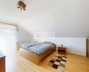 Rezervované - TARGETreal | Na predaj 7-izbový dvojgeneračný rodinný dom v Kotešovej s veľkým pozemkom