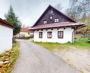 REZERVÁCIA : rodinný dom / chalupa v obci Špania Dolina vhodná na bývanie ale aj na prenájom