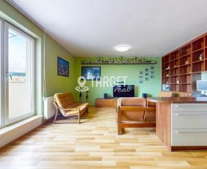 PRIESTRANNÝ 2-IZBOVÝ BYT S VEĽKÝM ZASTREŠENÝM BALKÓNOM – FONČORDA, WOLKEROVA ULICA