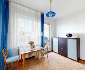 Priestranný 2 izbový byt po čiastočnej rekonštrukcii 65 m² | Balkón + loggia, výhľad na Fatru a Martinské hole | Hurbanova, Martin