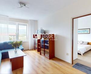 Priestranný 2 izbový byt po čiastočnej rekonštrukcii 65 m² | Balkón + loggia, výhľad na Fatru a Martinské hole | Hurbanova, Martin