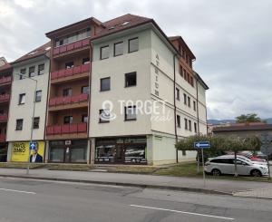 Výborná viditeľnosť, overená adresa - Atrium, 125 m². Otázka je len, či chcete priestor, alebo zabehnutú firmu.