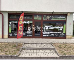 Výborná viditeľnosť, overená adresa - Atrium, 125 m². Otázka je len, či chcete priestor, alebo zabehnutú firmu.