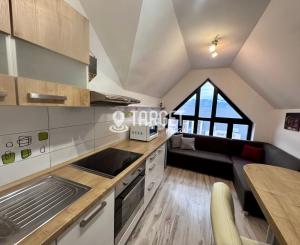 Na prenájom | 2-izbový byt 63 m², komplet zrekonštruovaný, plne zariadený, pešia zóna | Martin Centrum