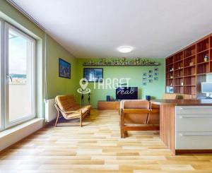 PRIESTRANNÝ 2-IZBOVÝ BYT S VEĽKÝM ZASTREŠENÝM BALKÓNOM – FONČORDA, WOLKEROVA ULICA