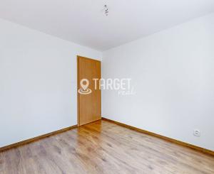 PREDAJ : priestranný 4 izbový byt neďaleko mesta Topoľčany v obci Prašice s vlastnou predzáhradkou