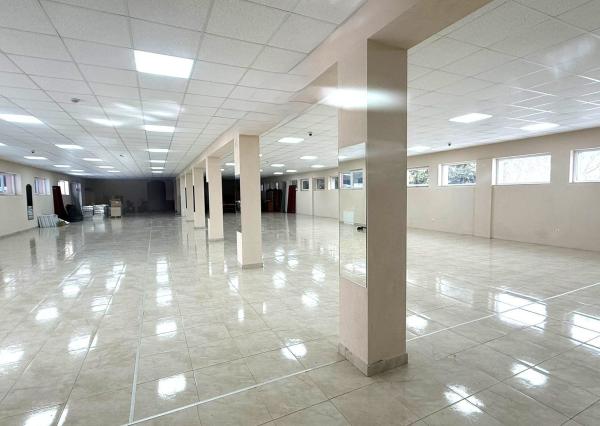 Na predaj komerčný objekt s výbornou dostupnosťou – sklad, showroom alebo predajná plocha (Diviaky, Turčianske Teplice)