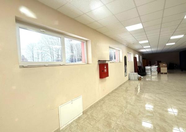 Na predaj komerčný objekt s výbornou dostupnosťou – sklad, showroom alebo predajná plocha (Diviaky, Turčianske Teplice)