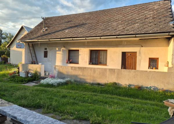 Starý rodinný dom v centre obce Košeca – investičná príležitosť