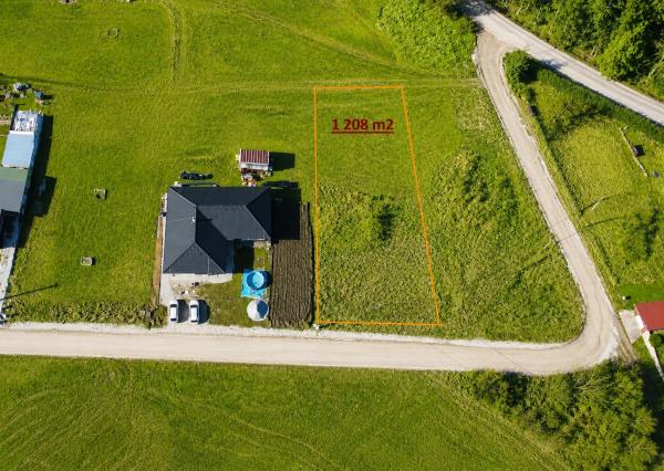 TARGETreal | Slnečný stavebný pozemok 1 208 m² v Mošovciach – pokojné bývanie blízko parku
