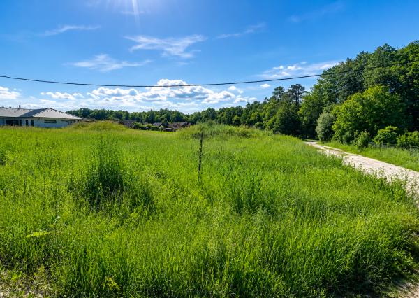 TARGETreal | Slnečný stavebný pozemok 1 208 m² v Mošovciach – pokojné bývanie blízko parku