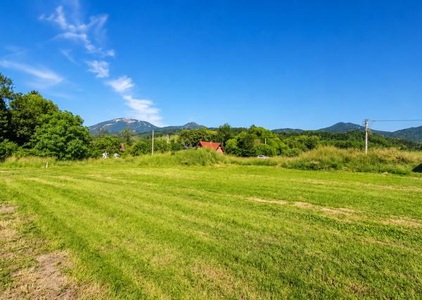 TARGETreal | Slnečný stavebný pozemok 1 208 m² v Mošovciach – pokojné bývanie blízko parku