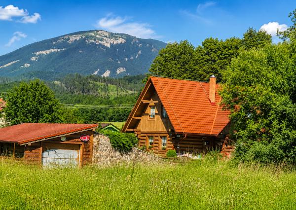 TARGETreal | Slnečný stavebný pozemok 1 208 m² v Mošovciach – pokojné bývanie blízko parku