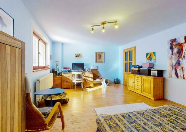PREDAJ : rodinný dom na slnečnom veľkom pozemku v obci Hronec uprostred krásnej prírody