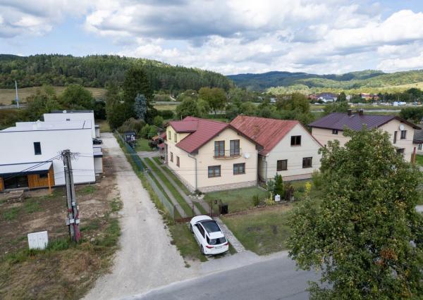 Rezervované - TARGETreal | Na predaj 7-izbový dvojgeneračný rodinný dom v Kotešovej s veľkým pozemkom